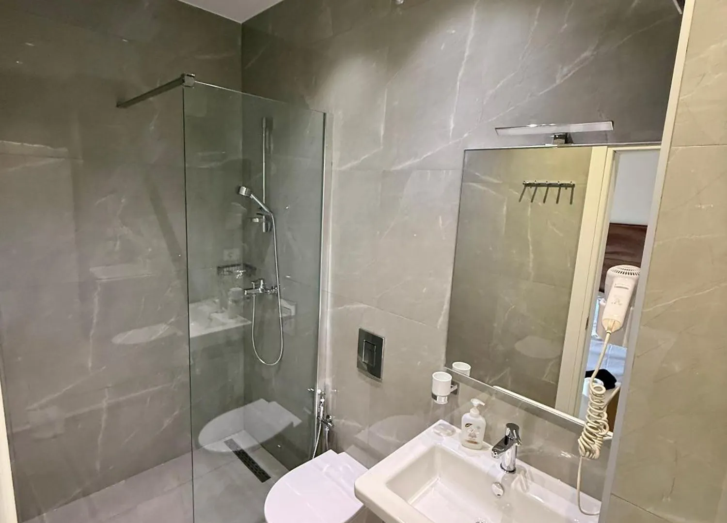 Rooms Dionis تيرانا بيت ضيافة