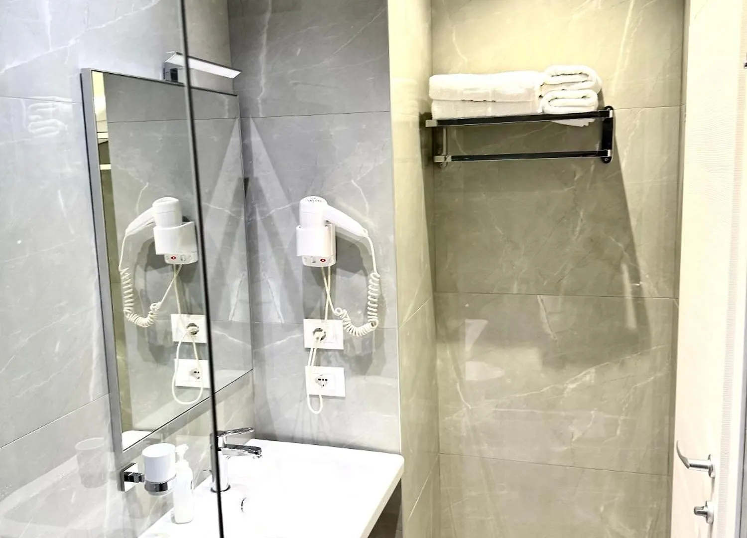 Rooms Dionis Tirana 2*,  Albânia