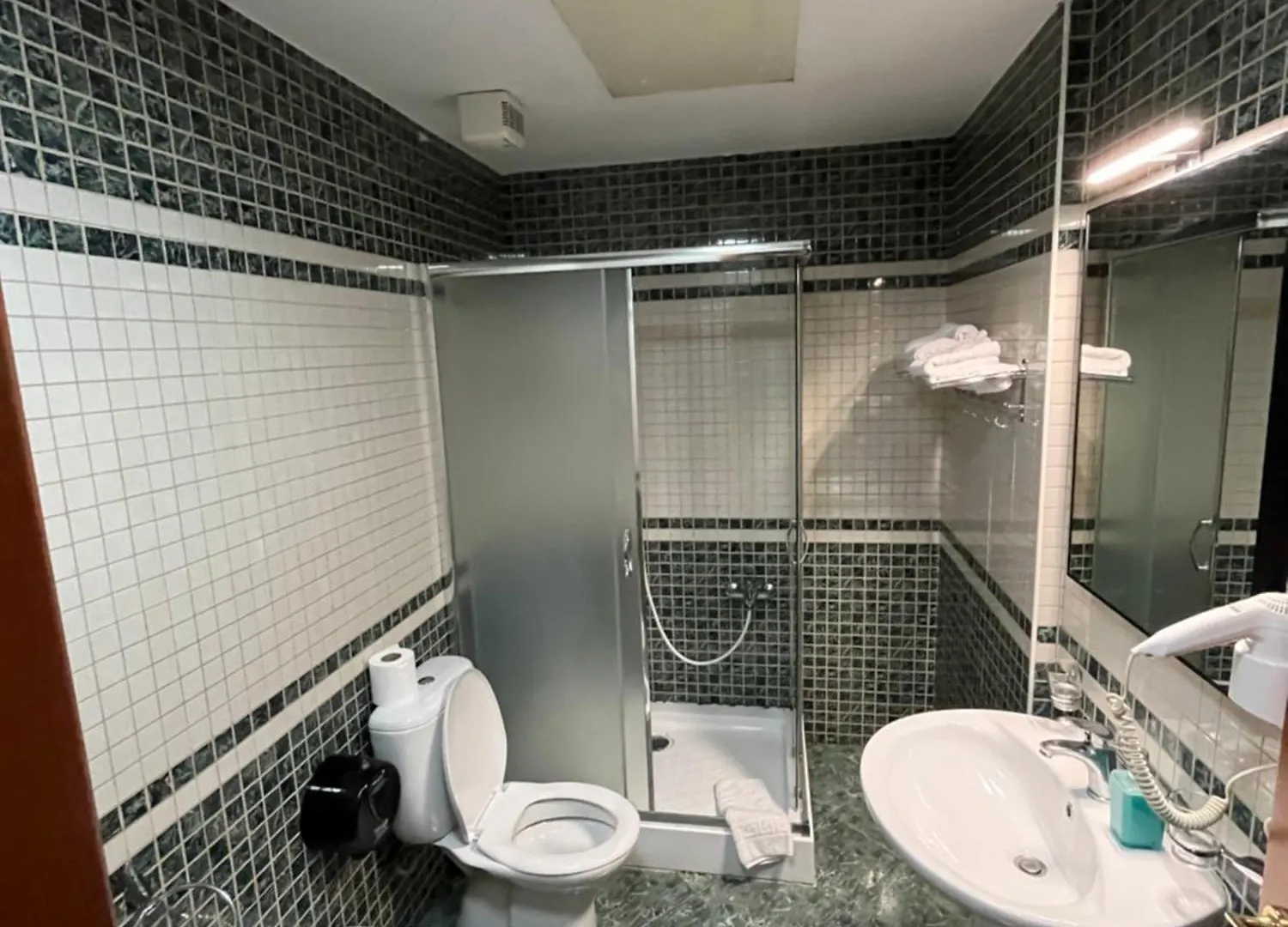 Rooms Dionis Tirana 2*,
