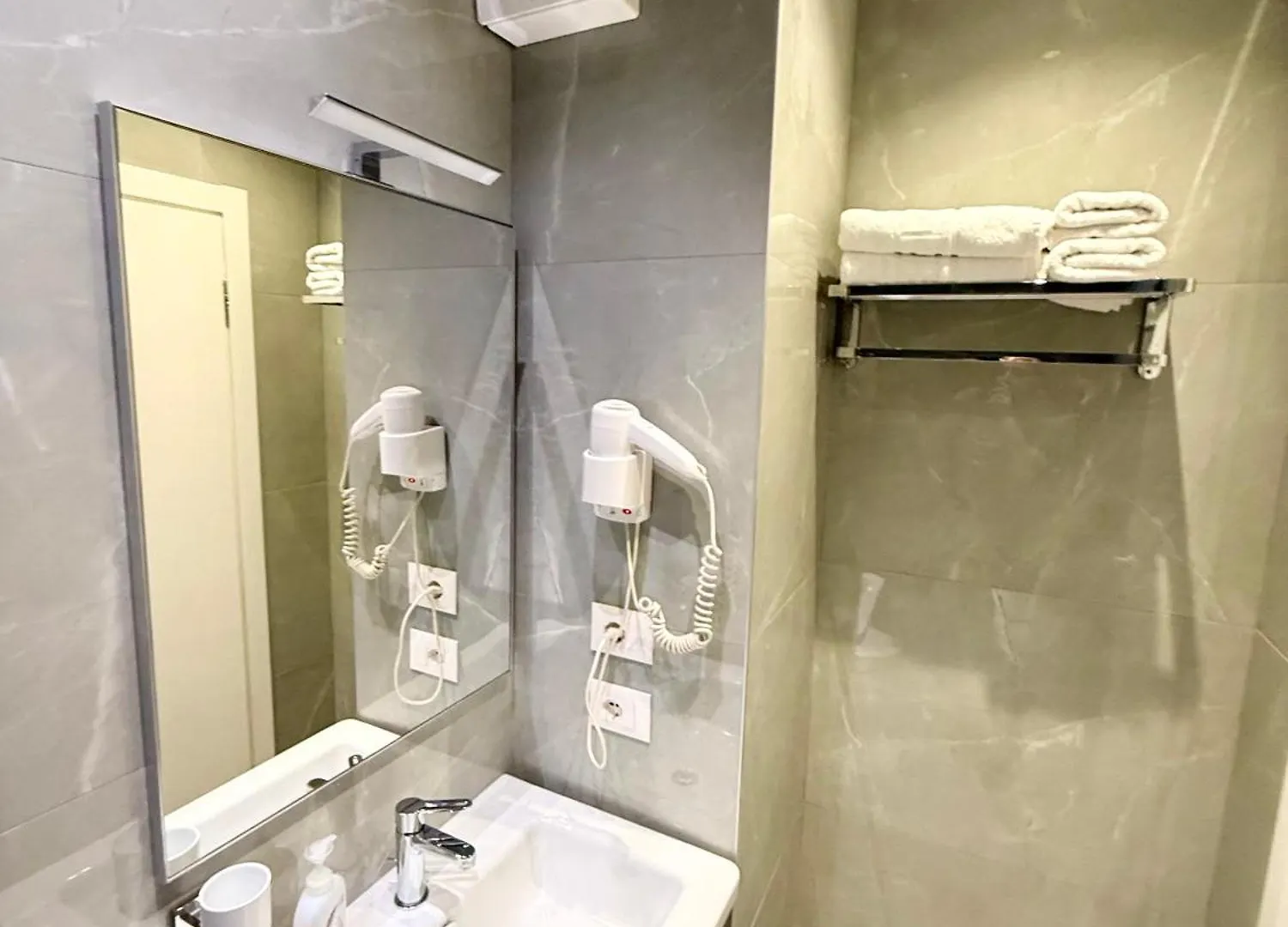 Rooms Dionis Tirana 2*,