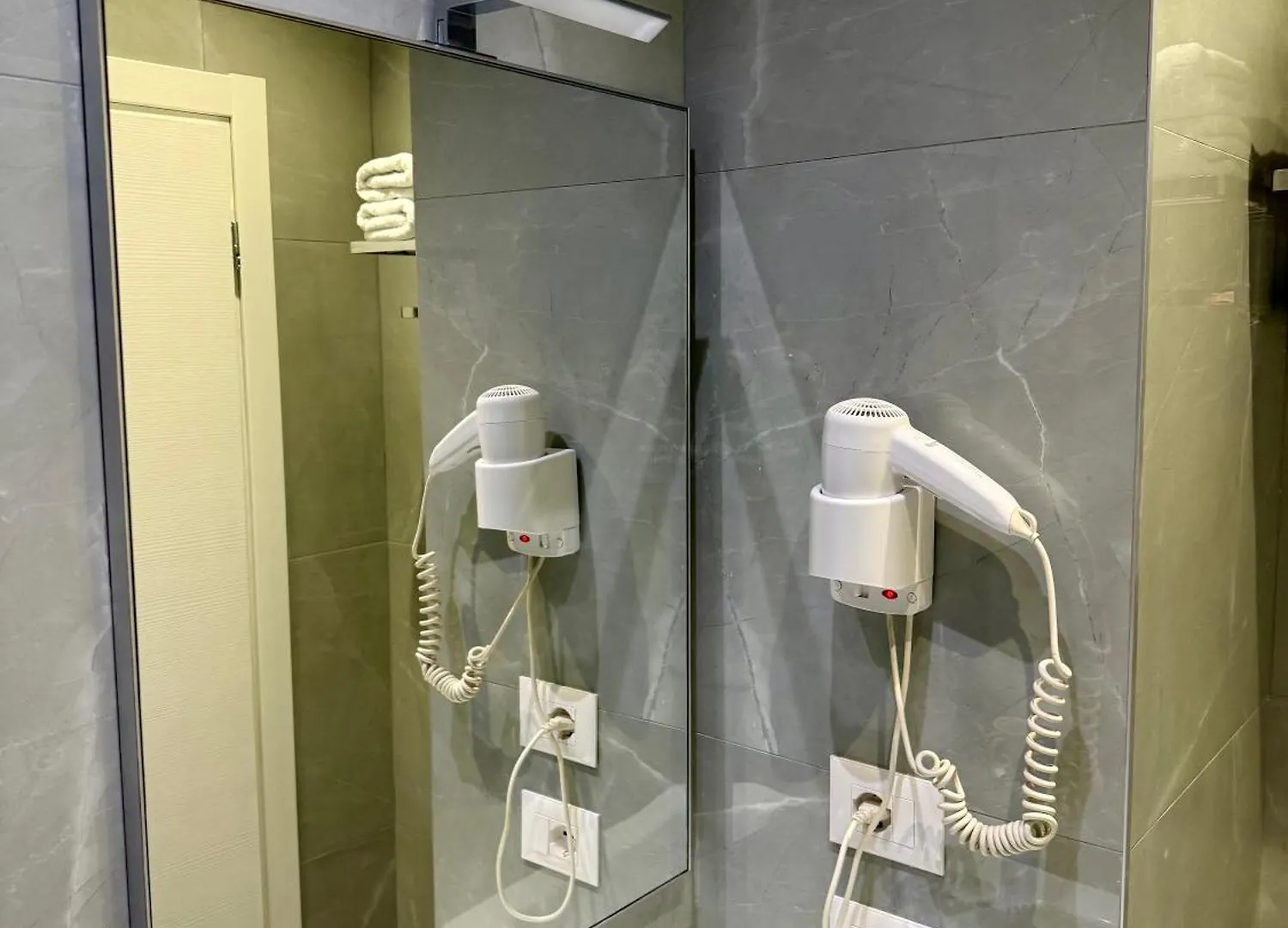 Rooms Dionis Tirana 2*,