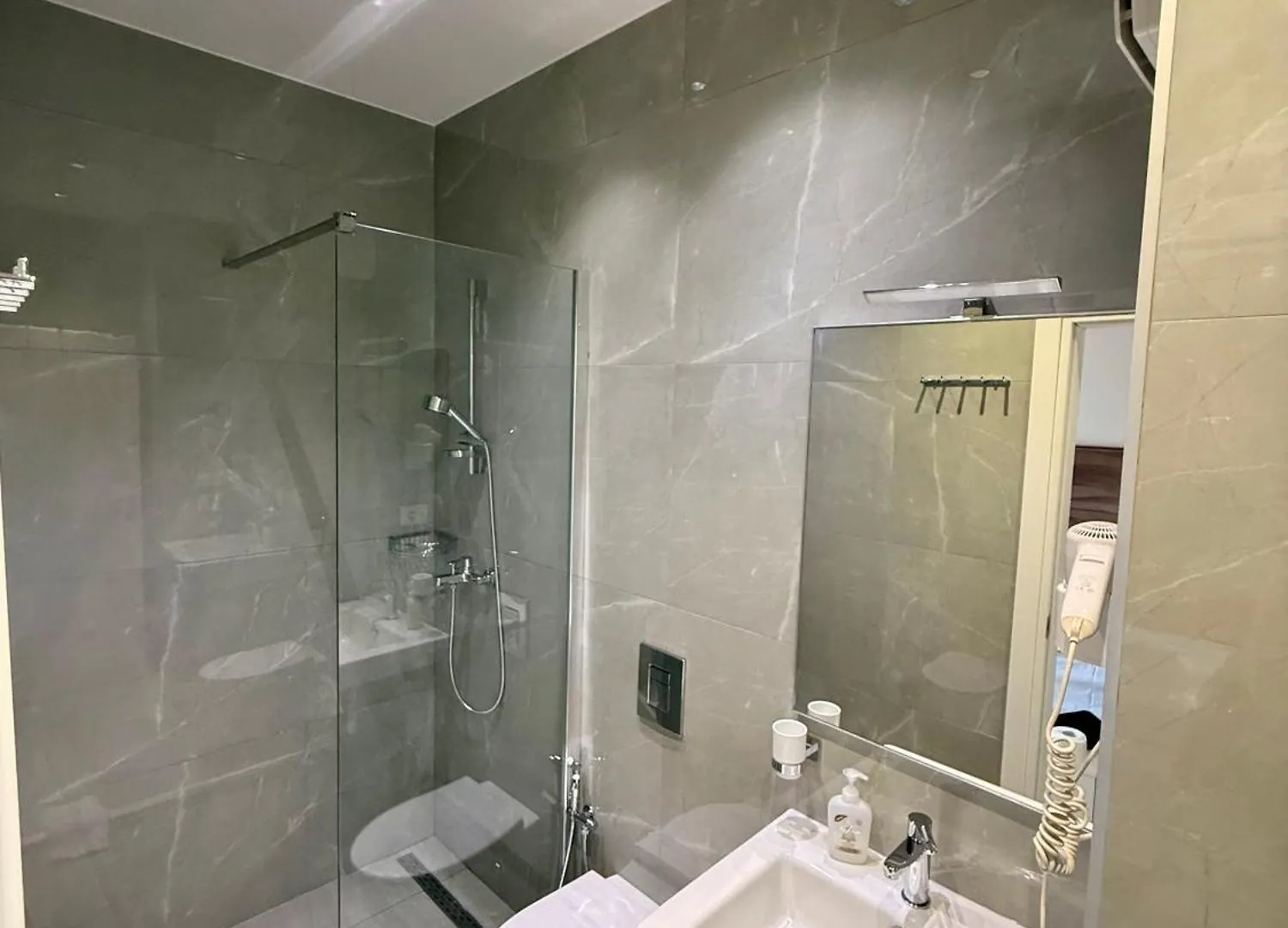Gasthuis Rooms Dionis Tirana